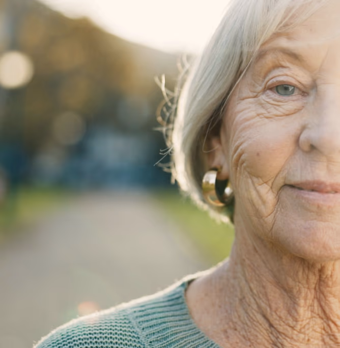 hun-img__ph-older-woman-smile-001